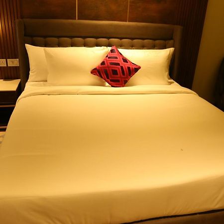 Dreamz Inn & Suites Zirakpur Esterno foto