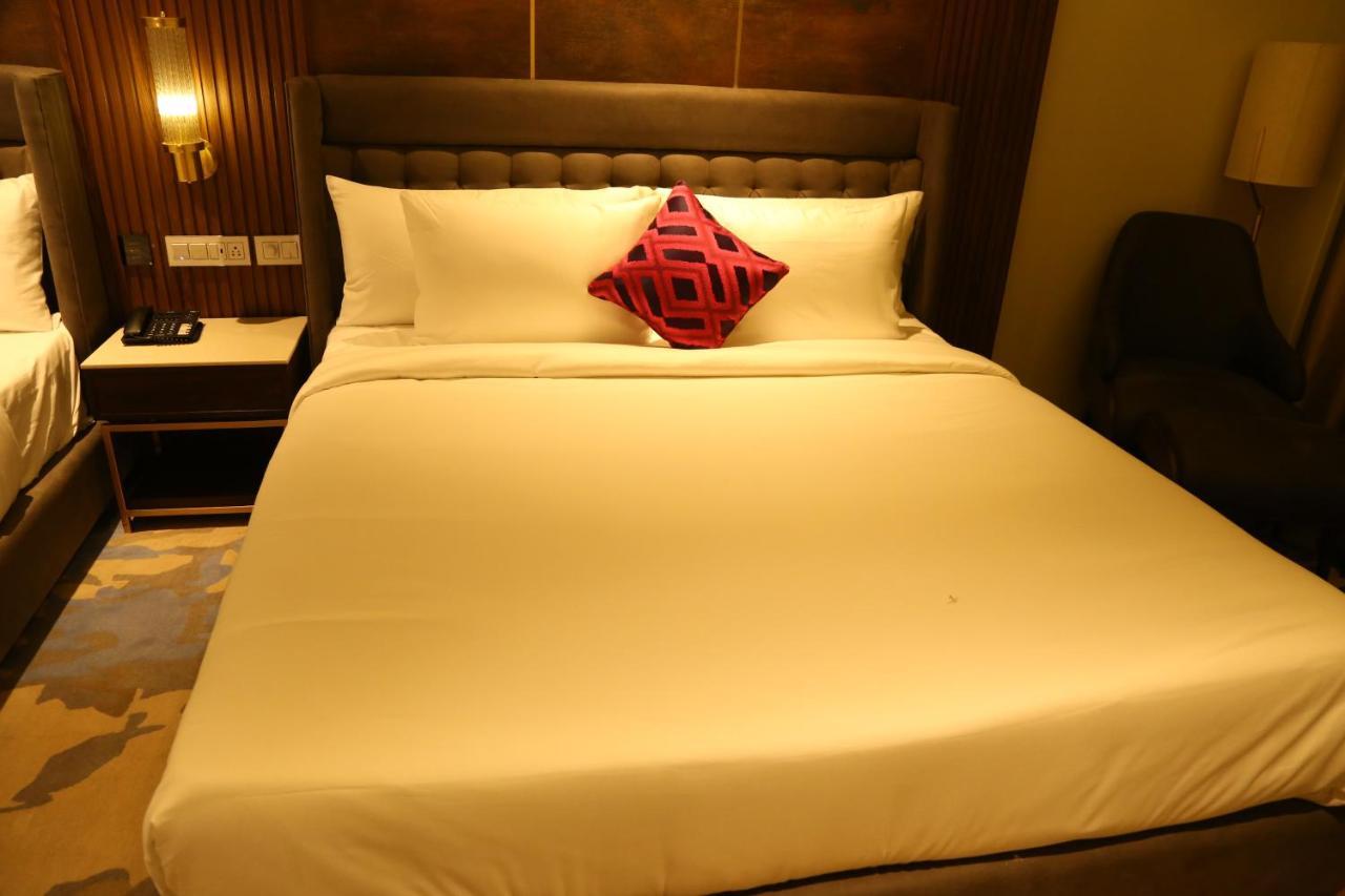 Dreamz Inn & Suites Zirakpur Esterno foto