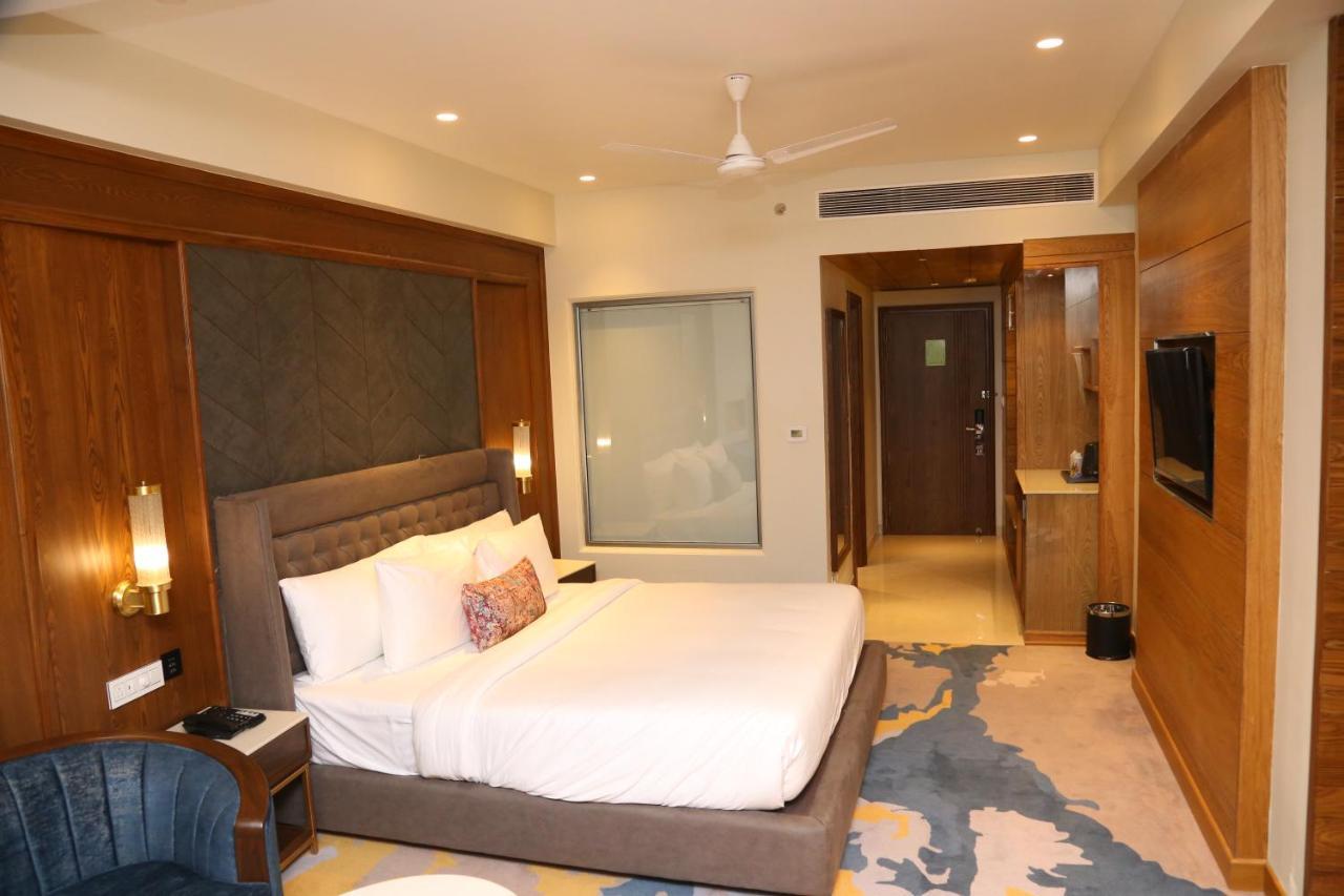 Dreamz Inn & Suites Zirakpur Esterno foto