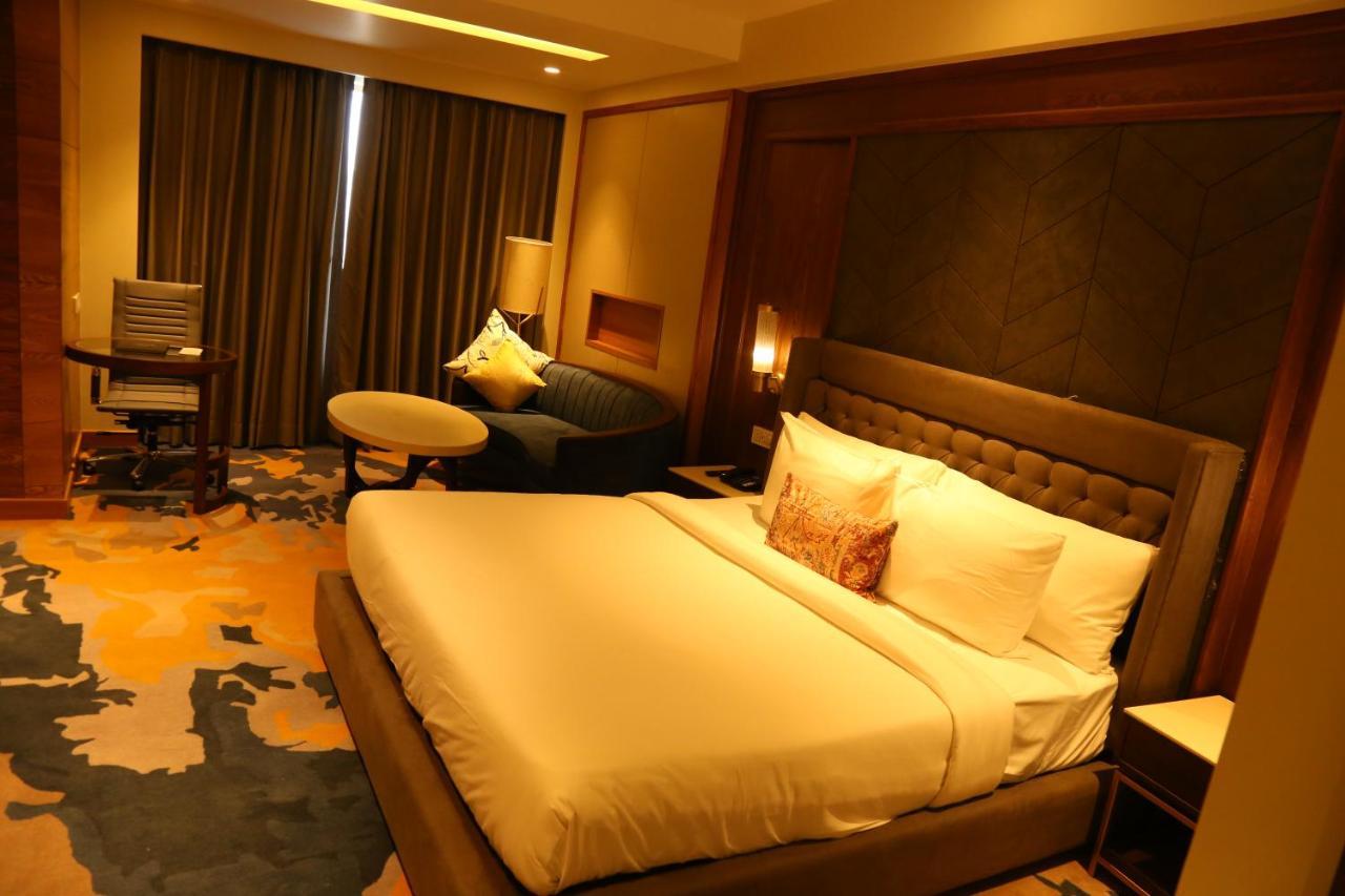 Dreamz Inn & Suites Zirakpur Esterno foto