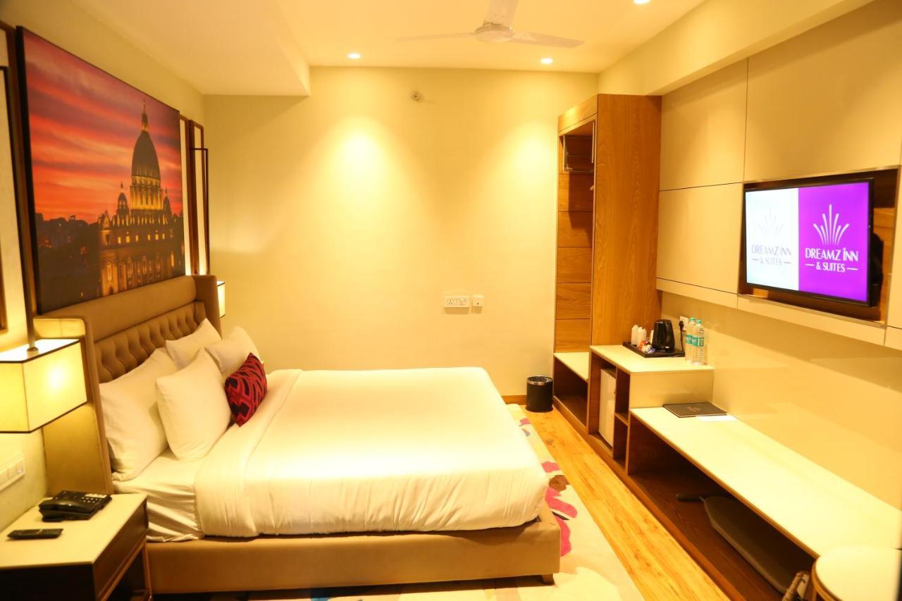 Dreamz Inn & Suites Zirakpur Esterno foto