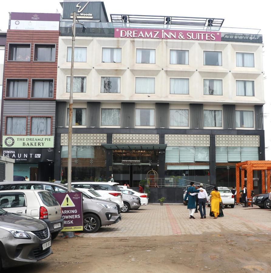 Dreamz Inn & Suites Zirakpur Esterno foto
